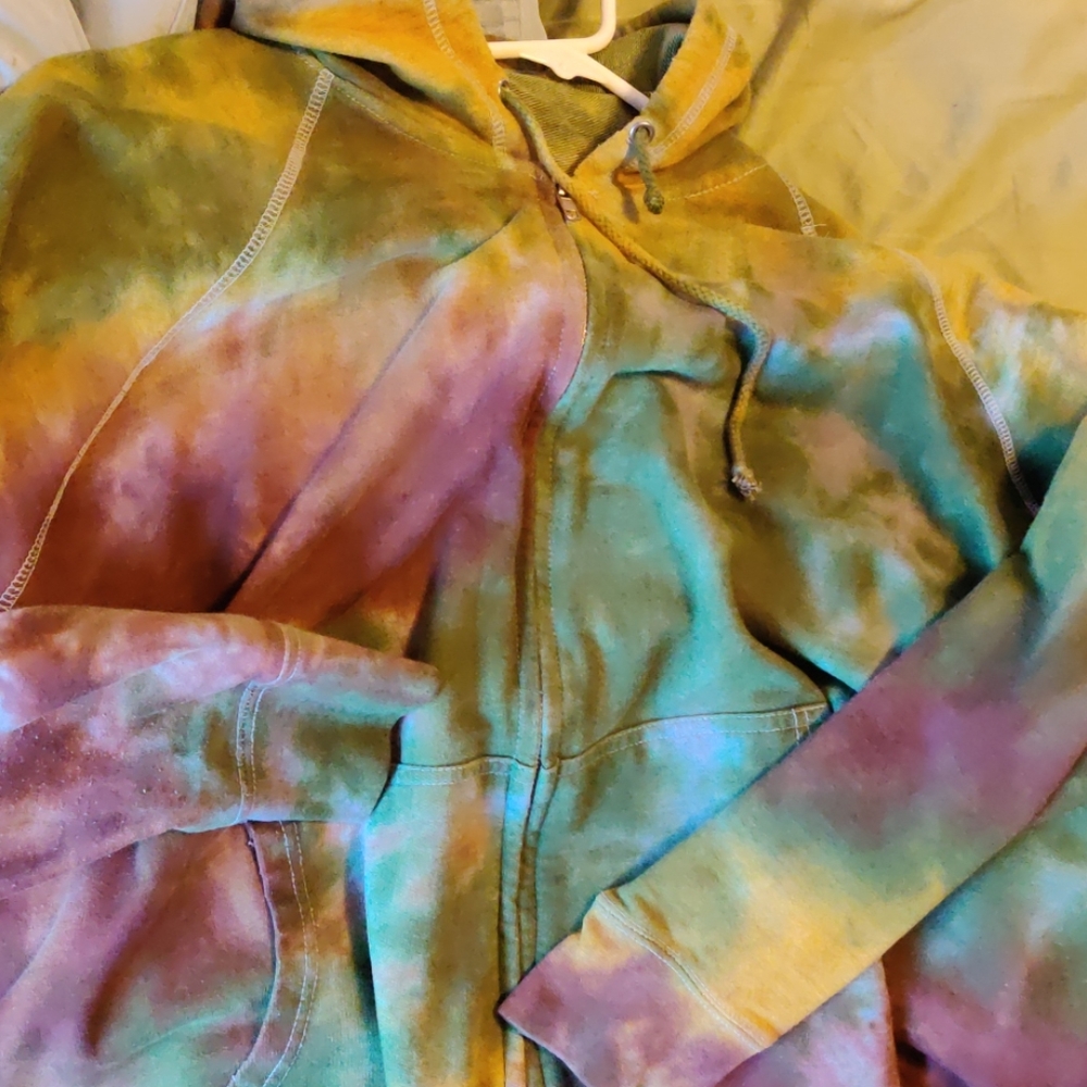Pre-owned tie-dye Hoodie. Excellent condition like new.